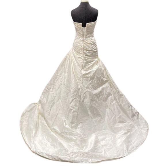 Pronovias wedding dress Hawai - size 4 - Picture 3 of 10